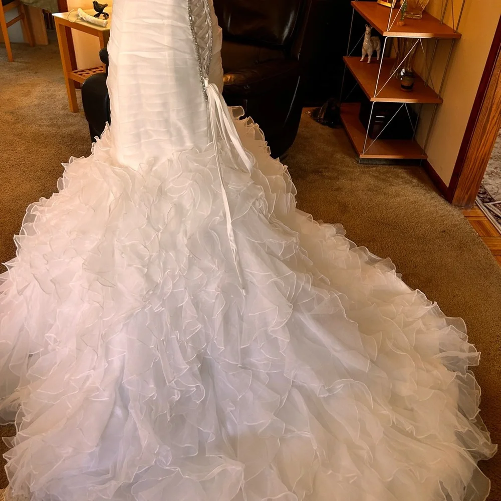 BNWT never worn wedding dress - Picture 6 of 13